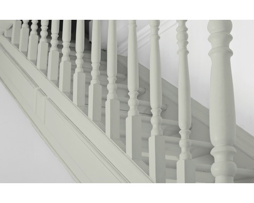 Detailansicht einer lackierten Holztreppe mit Geländer