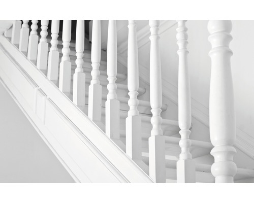 Treppe mit weißen Geländern und Spindeln