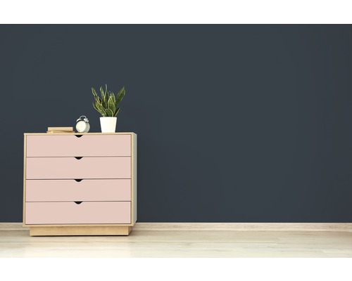 Kommode mit vier Schubladen, Uhr und Pflanze im Topf