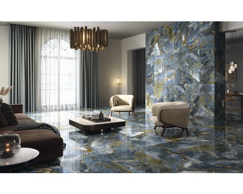 Salon moderne avec carrelage bleu et doré au sol et au mur, canapé et fauteuils