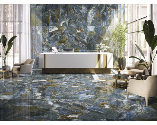 Elegantes Interieur mit Boden- und Wandfliesen in Marmoroptik, Rezeptionstresen und Sitzgelegenheiten