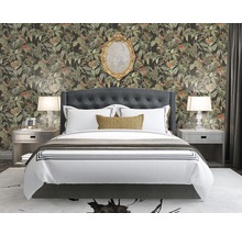 Schlafzimmer mit Dschungeltapete, Bett, Nachttischen und Spiegel
