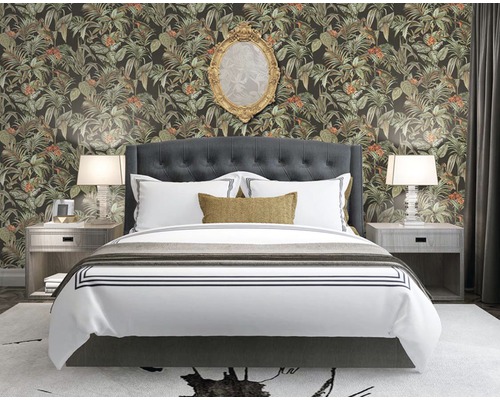 Schlafzimmer mit Dschungeltapete, Bett, Nachttischen und Spiegel