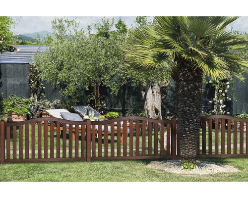 Holzzaun im Garten mit Liegestuhl und Bäumen