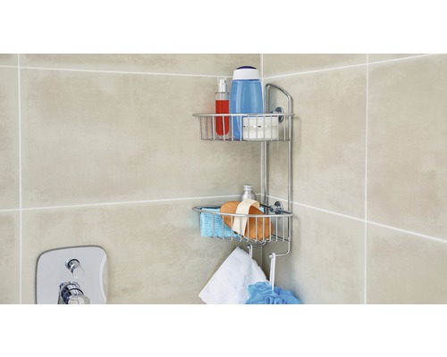 Eckregal mit zwei Ablageflächen und verschiedenen Badutensilien an einer gefliesten Wand