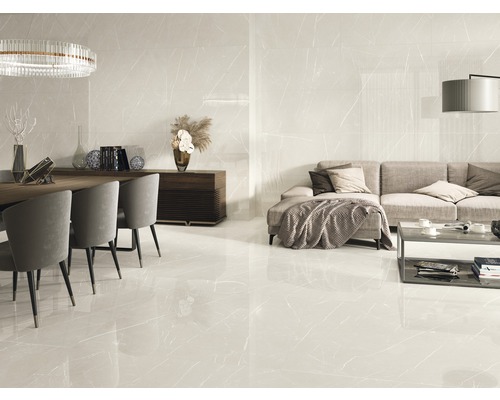 Heller Wohnraum mit Essbereich, ausgestattet mit Fliesen, Esstisch, Stühlen und Sofa.