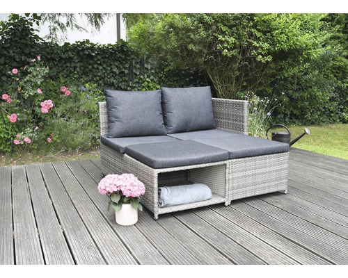 Salon de jardin en polyrotin avec coussins gris sur une terrasse en bois