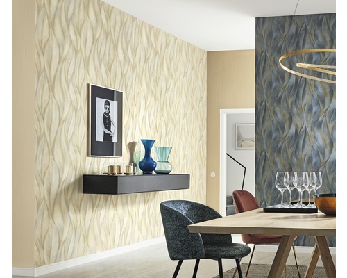 Wohnraum mit gemusterter Tapete, Esstisch und Dekoration