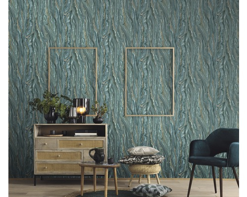 Wohnzimmer mit gemusterter Tapete, Kommode und Sessel