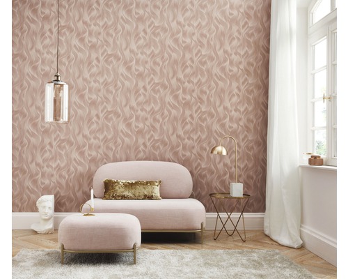 Salon avec papier peint à motifs, fauteuil et table d''appoint