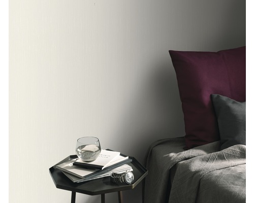 Szene mit Tapete, Nachttisch, Glas Wasser, Notizbüchern, Uhr und Bett