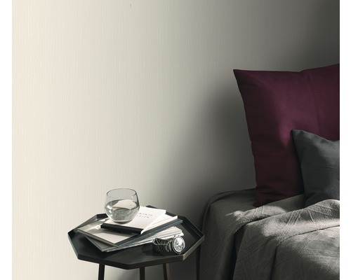 Helle Tapete im Schlafzimmer mit Nachttisch und Bett