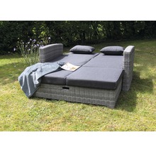 Salon de jardin avec coussins, oreillers et couverture dans le jardin