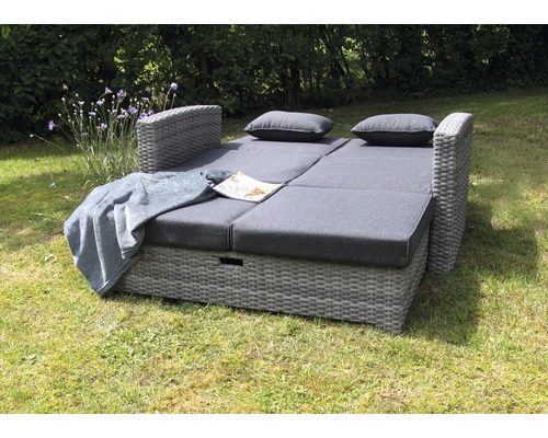 Salon de jardin avec coussins, oreillers et couverture dans le jardin