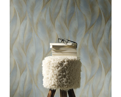 Raumansicht mit Tapete mit abstraktem Wellenmuster, Hocker und Bücherstapel