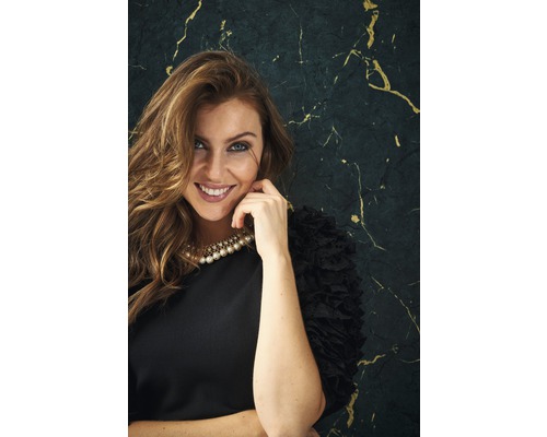 Portrait d''une femme souriante portant un collier de perles et une robe noire