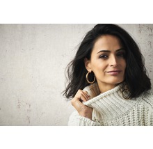 Porträt einer Frau mit Strickpullover und Ohrringen