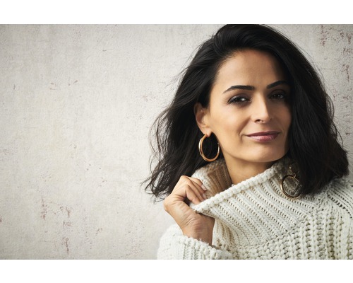 Portrait d''une femme portant un pull en tricot et des boucles d''oreilles