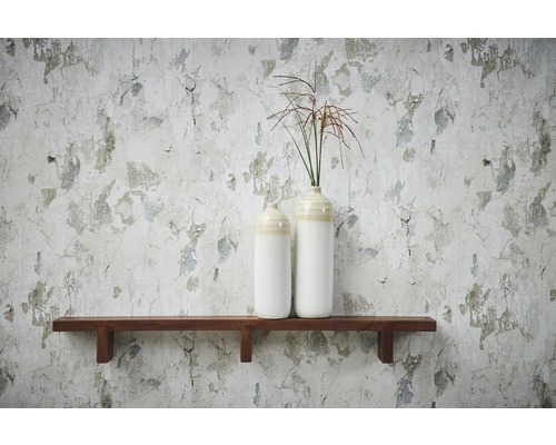 Dekorative Keramikvasen auf einem Holzregal vor einer Wand mit abgenutzter Tapete