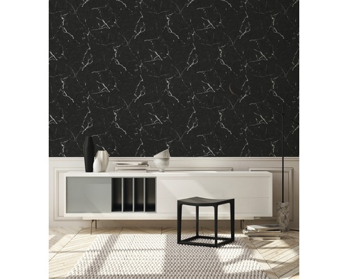 Une pièce avec un papier peint imitation marbre, un buffet et un tapis.