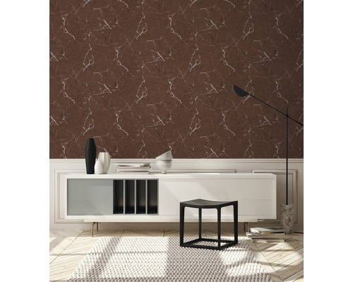 Wohnzimmer mit brauner Marmortapete, Sideboard und Teppich