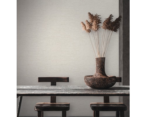 Papier peint dans une pièce à vivre avec table en bois et décoration.