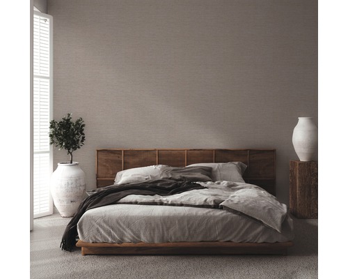 Schlafzimmer mit Doppelbett, Holzrahmen und dekorativen Elementen