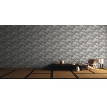 Wohnraum mit gemusterter Tapete mit Fischmotiv, Tisch, Stuhl und Lampe