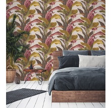 Schlafzimmer mit botanischer Blättertapete, Bett und Zimmerpflanze im Korb