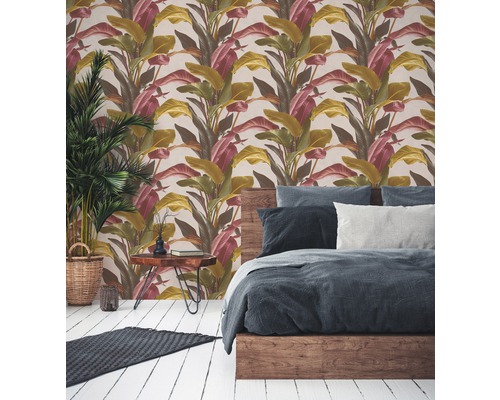 Chambre avec papier peint à feuilles botaniques, lit et plante d''intérieur dans un panier