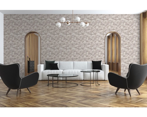 Salon avec papier peint géométrique, canapé, fauteuils et tables basses.