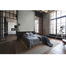 Chambre avec lit, papier peint et fenêtre à cadre noir