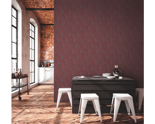 Raumansicht mit gemusterter Tapete, Holzboden, Holztisch und weißen Hockern