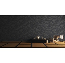 Szene mit gemusterten Tapeten, Tisch, Stuhl und Lampe in einem Zimmer mit Tatamiboden