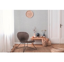 Wohnzimmer mit Rattanmöbeln, Holzboden und Dekorationen