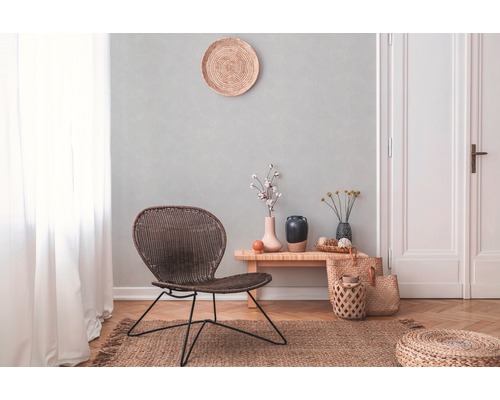 Wohnzimmer mit Rattanmöbeln, Holzboden und Dekorationen