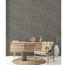 Exemple d''aménagement avec papier peint à motifs, buffet, fauteuil et accessoires d''habitation pour une ambiance chaleureuse