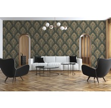 Wohnzimmer mit gemusterter Tapete, weißem Sofa und Sesseln