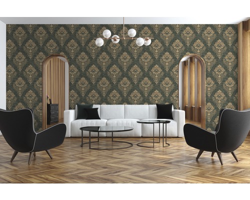 Wohnzimmer mit gemusterter Tapete, weißem Sofa und Sesseln