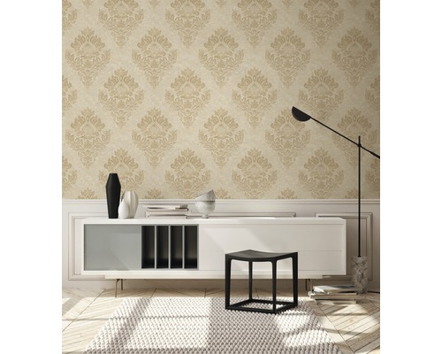 Wohnzimmer mit gemusterter Tapete, Sideboard und Stuhl