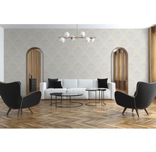 Salon avec papier peint, canapé, fauteuils et tables basses