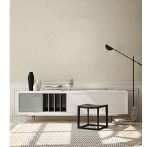 Wohnzimmer mit Sideboard, Hocker, Stehlampe und Teppich