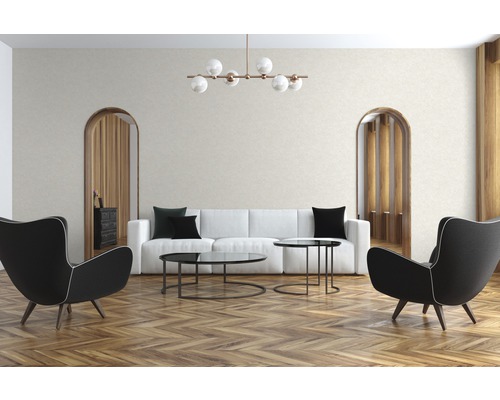 Salon avec canapé, fauteuils, tables basses, plafonnier et plancher en bois