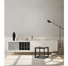 Wohnzimmer mit Kommode, Lampe, Hocker und Teppich