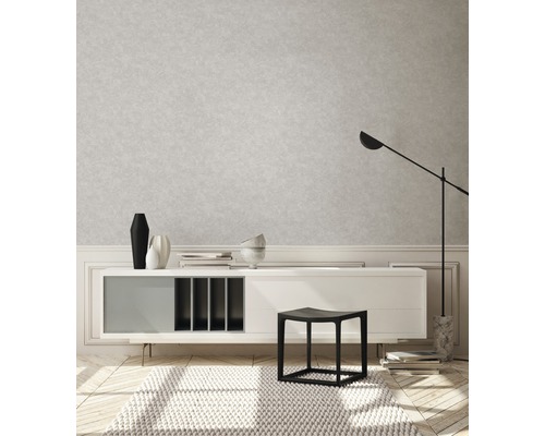 Salon avec commode, lampe, tabouret et tapis