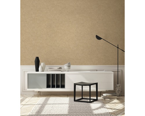 Séjour lumineux avec papier peint beige, buffet blanc, lampe et tapis