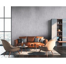 Wohnzimmer mit braunem Ledersofa, Sesseln und modernem Bücherregal
