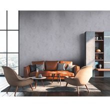 Wohnzimmer mit Sofa, Sesseln, Couchtisch und Regal