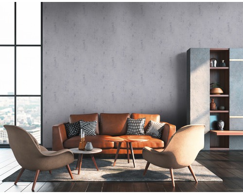 Wohnzimmer mit Sofa, Sesseln, Couchtisch und Regal