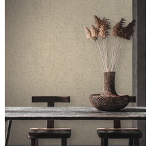 Papier peint intissé beige dans une salle à manger avec table en bois et décoration